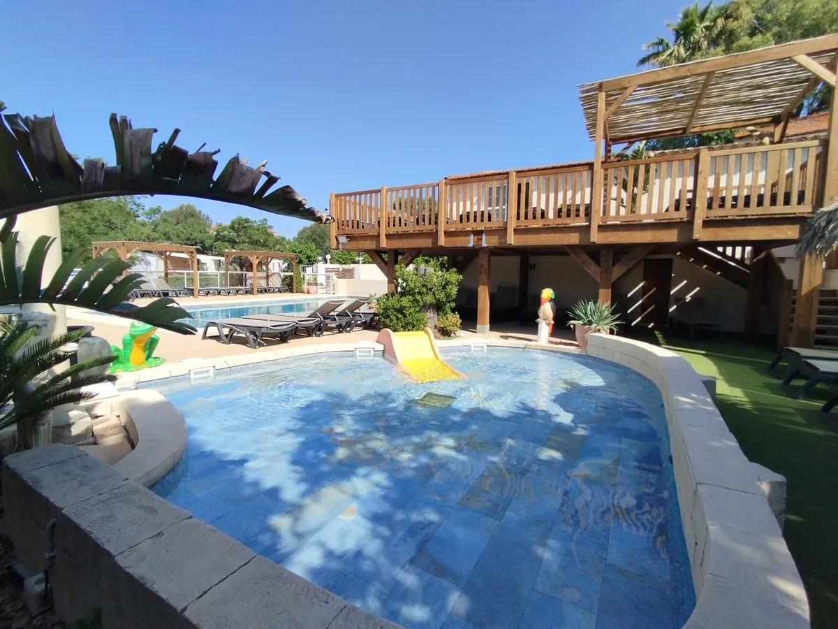 Piscine toboggan transats